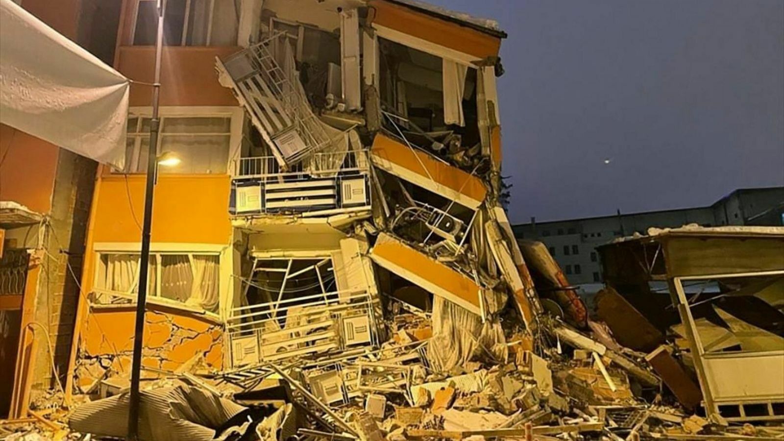Высотка рухнула в прямом эфире при повторном землетрясении в Турции (ВИДЕО)