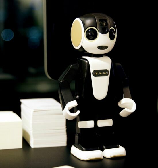 В Японии стартовали продажи первого в мире робота-телефона «РоБоФон»
