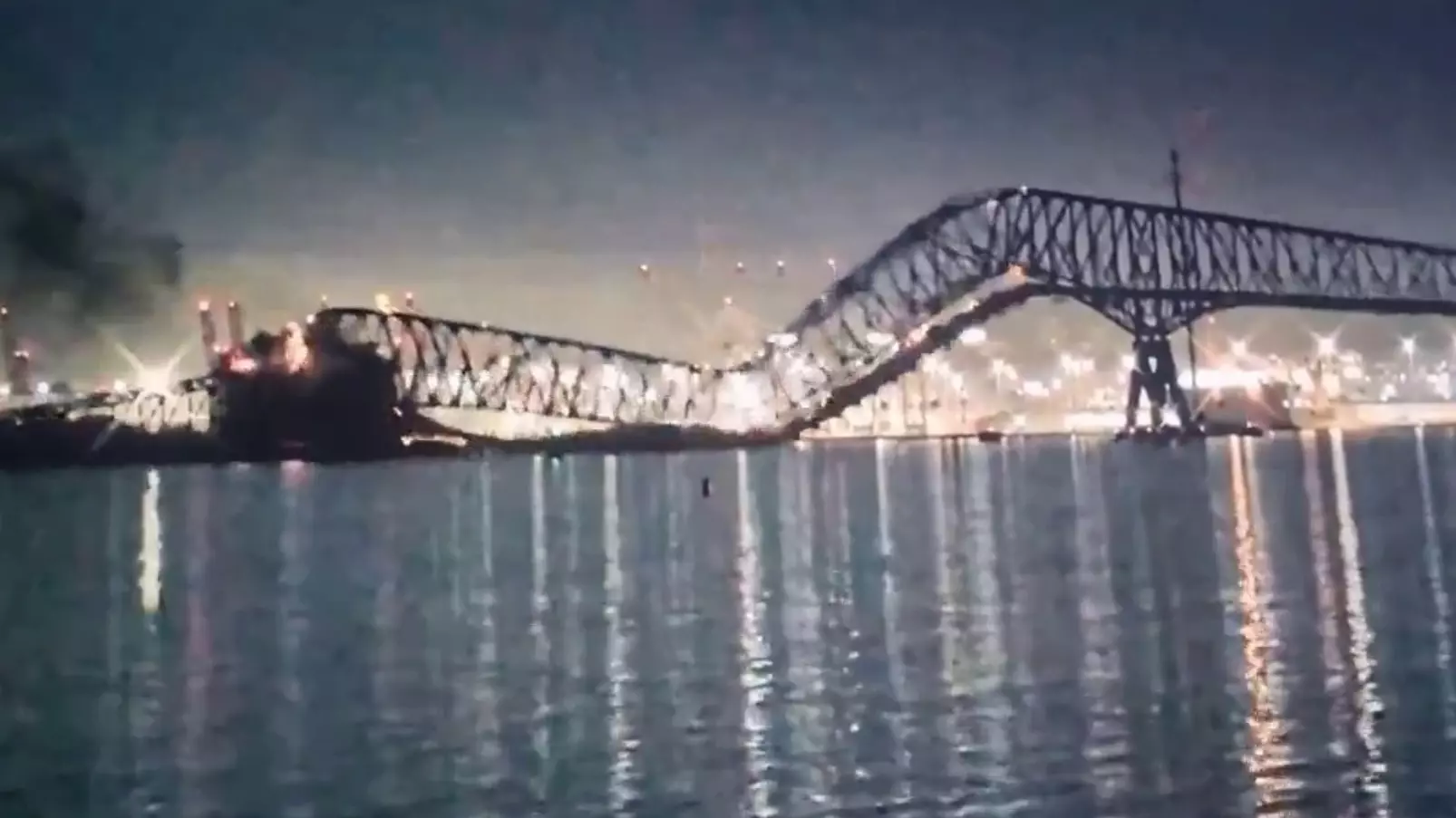 В Балтиморе обрушился мост: в его опору врезался контейнеровоз