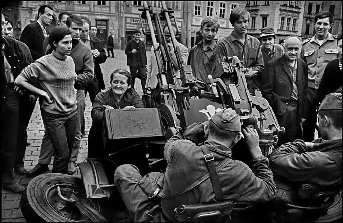 1968 г.  Жители Праги интересуются планами советских солдат