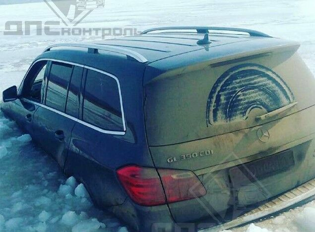Дипломатический Mercedes ушел под воду во Владивостоке