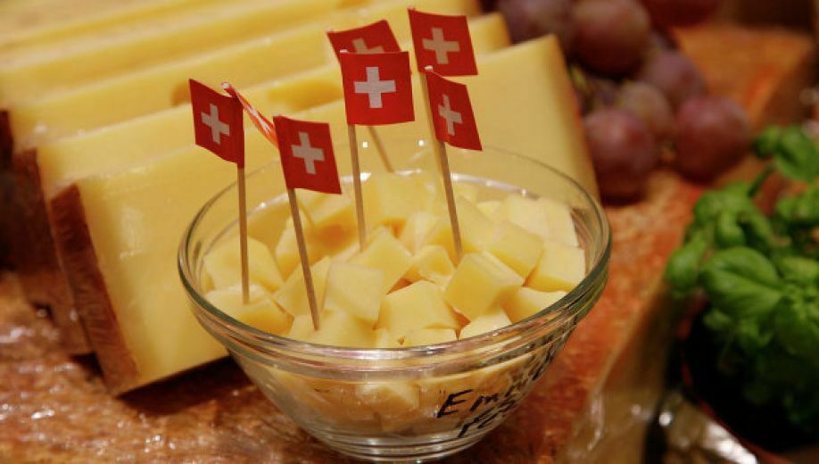 Ученые: в борьбе со старением поможет швейцарский сыр