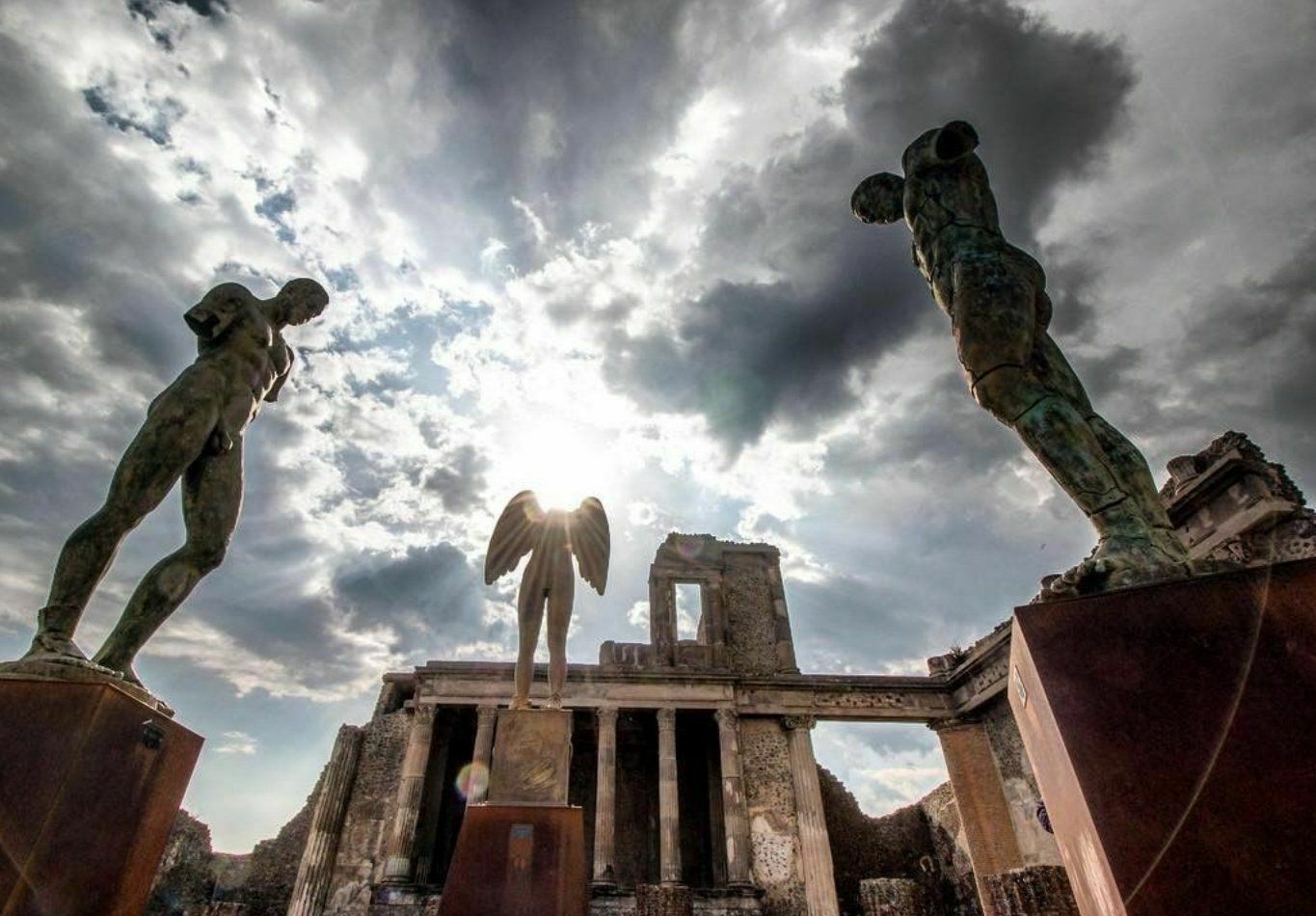 Проклятие Помпей: туристы в ужасе возвращают музею украденные артефакты