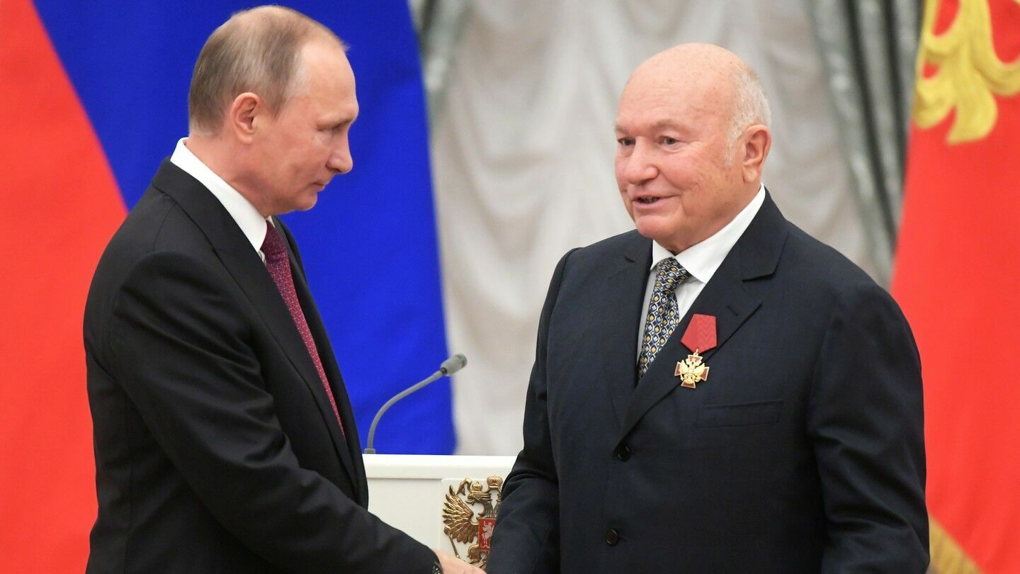 Деятели культуры попросили Путина назвать площадь в Москве в честь Лужкова