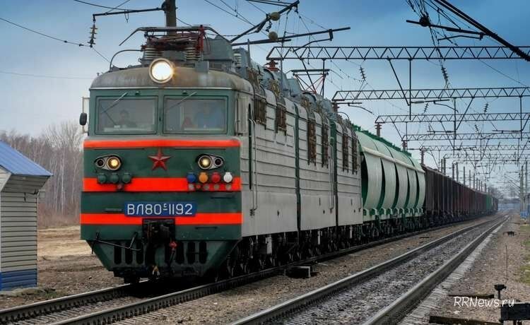 Грузовой поезд  столкнулся с машиной в Москве (видео)