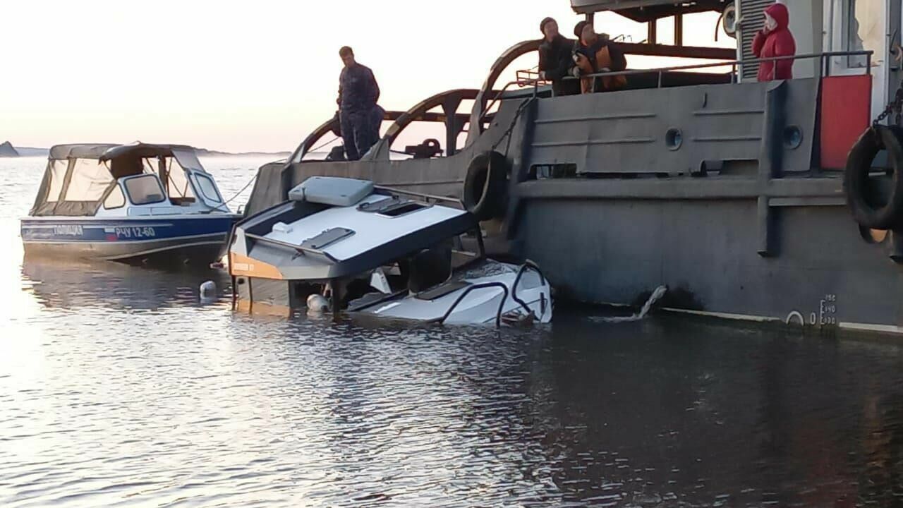 Четыре человека погибли при столкновении катера и баржи в Чувашии