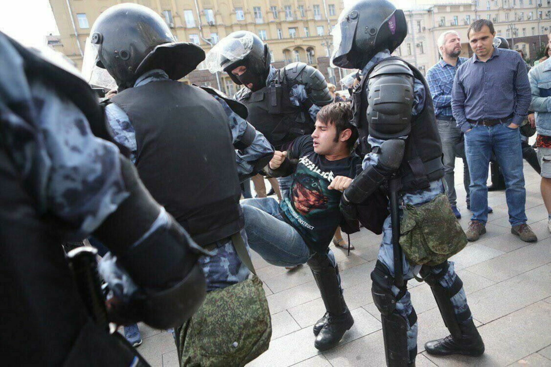 Львовский беркут на коленях. Протесты в Москве. Задержание на митинге в Москве.