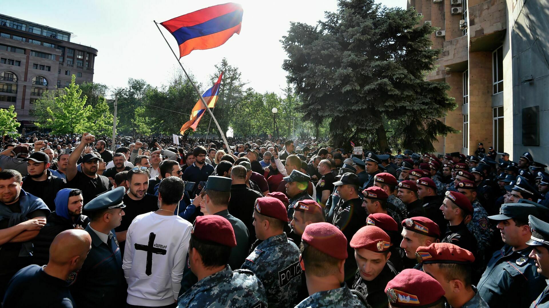 В Ереване оппозиционеры попытались прорваться на форум с участием Никола Пашиняна