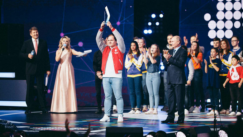 Путин вручил премию лучшему волонтёру года