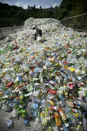 Тайваньцы научились делать гуманитарную помощь из  пластиковых бутылок