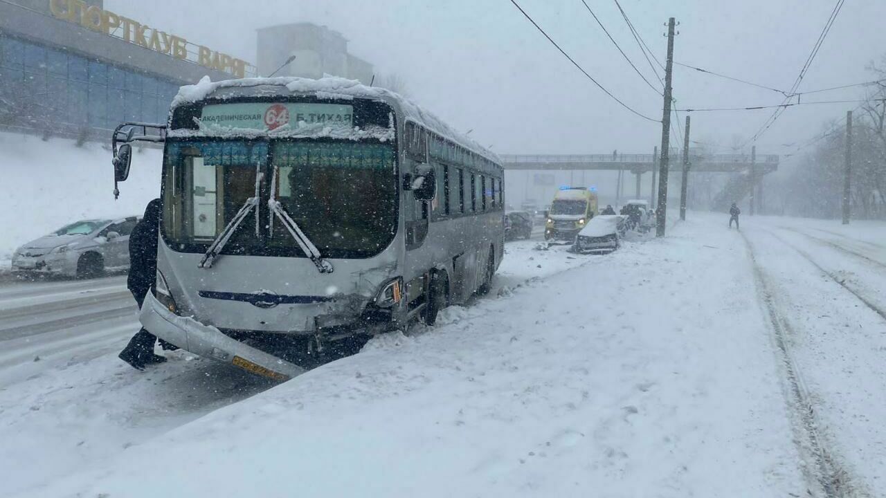 Владивосток накрыл мощный снегопад (ВИДЕО)