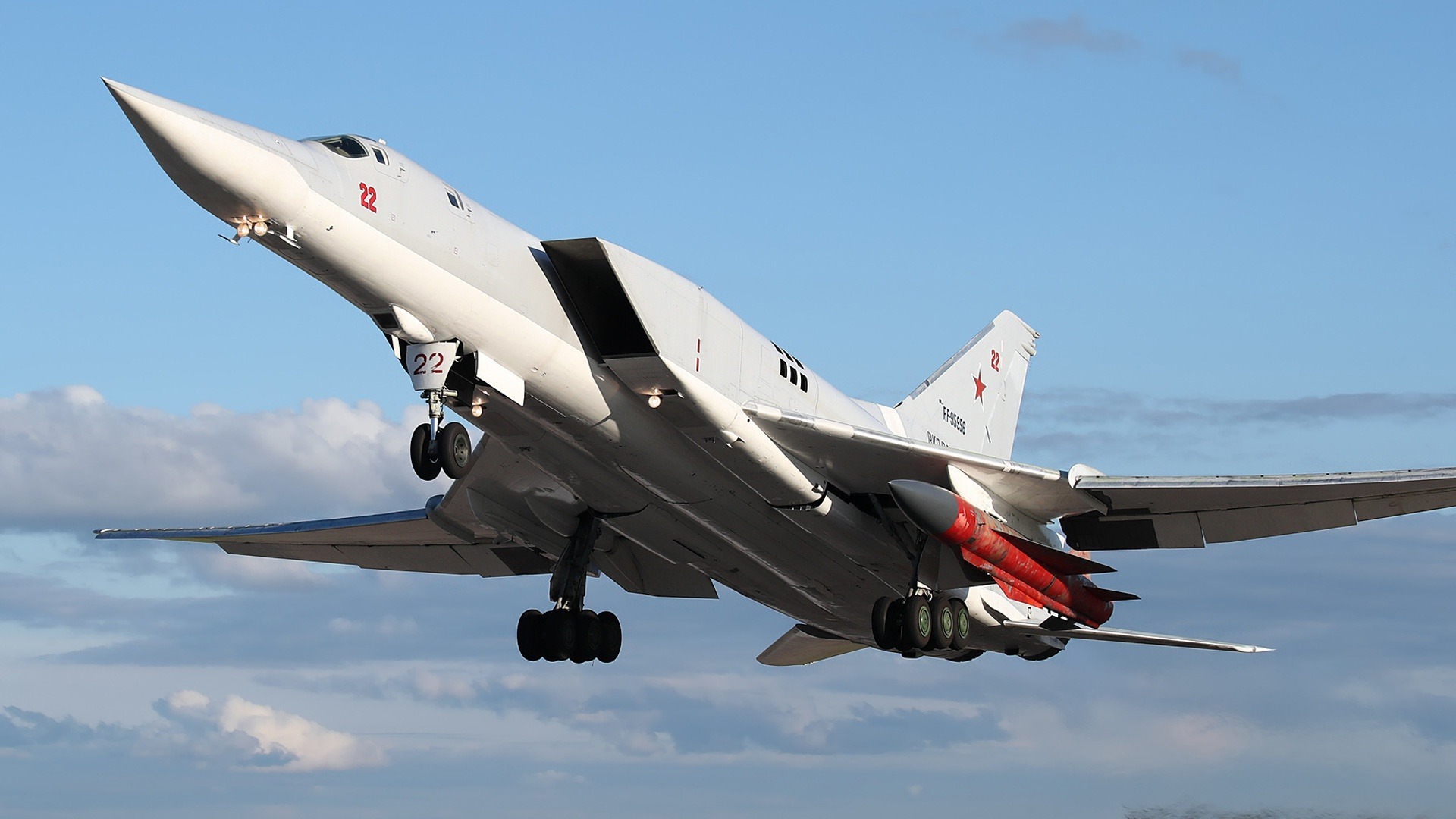 На атакованном ВСУ новгородском аэродроме находились бомбардировщики Ту-22М