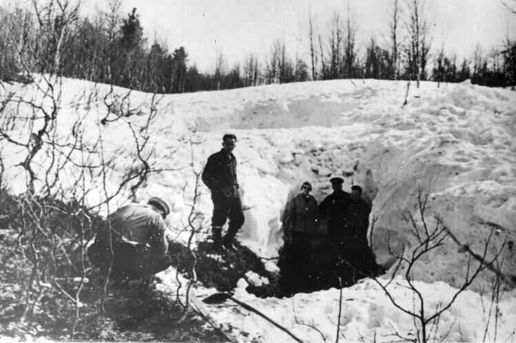 На снимке - место обнаружения четырех тел, заметенных снегом, в овраге