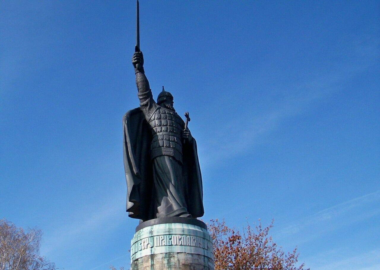 Памятник Илье Муромцу в российском Муроме