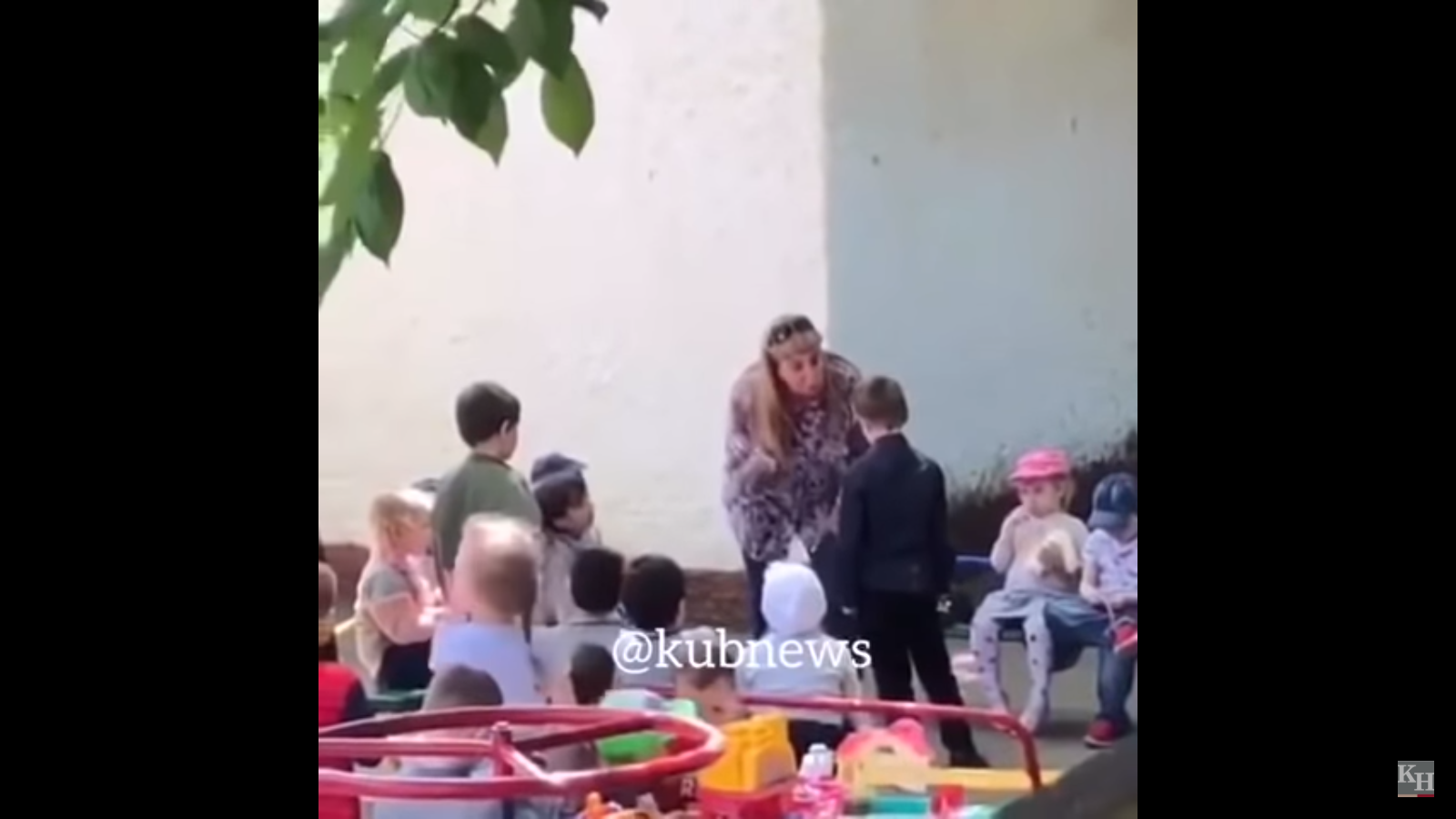 Видео дня: краснодарская воспитательница заставляет ребёнка целовать землю