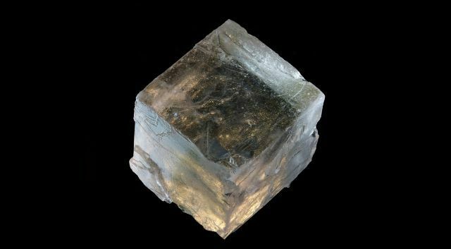 Геологи намерены вскрыть кристалл возрастом 830 млн лет с признаками жизни внутри