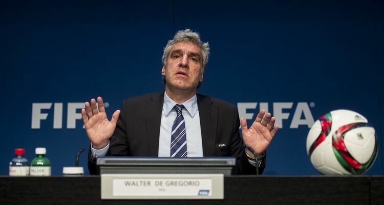 Четверо чиновников FIFA признались во взяточничестве
