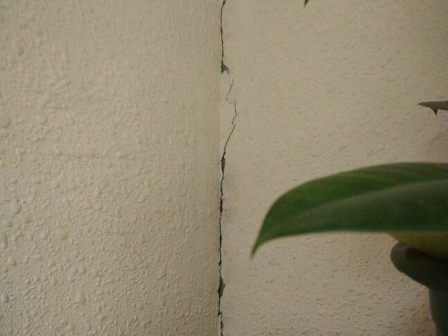 Трещины на стене у лифта