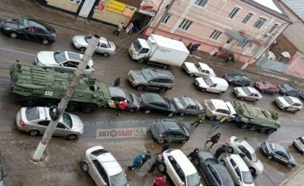 Фото дня: в центре Курска два БТР устроили "гармошку"