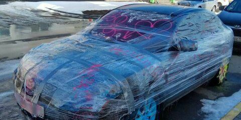 В Нижнем Новгороде автомобиль обмотали пленкой и разрисовали красками