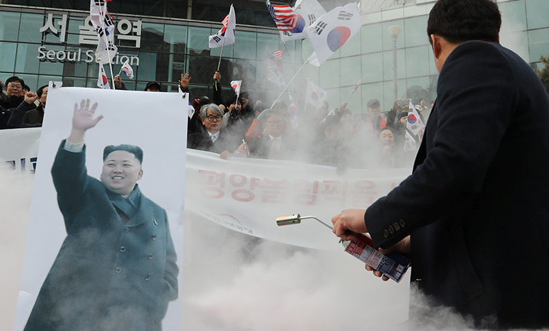 В Сеуле сожгли портрет Ким Чен Ына, протестуя против участия КНДР в Играх