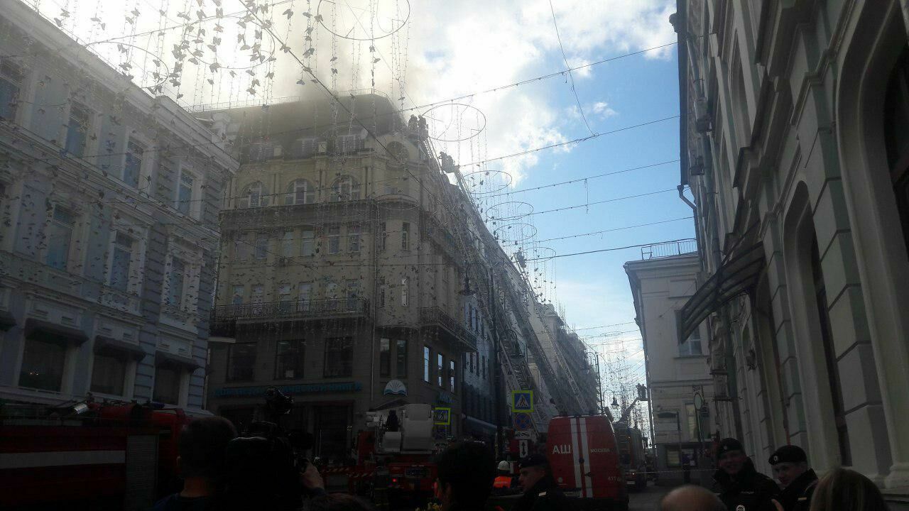 В центре Москве горит книжный магазин (Видео)