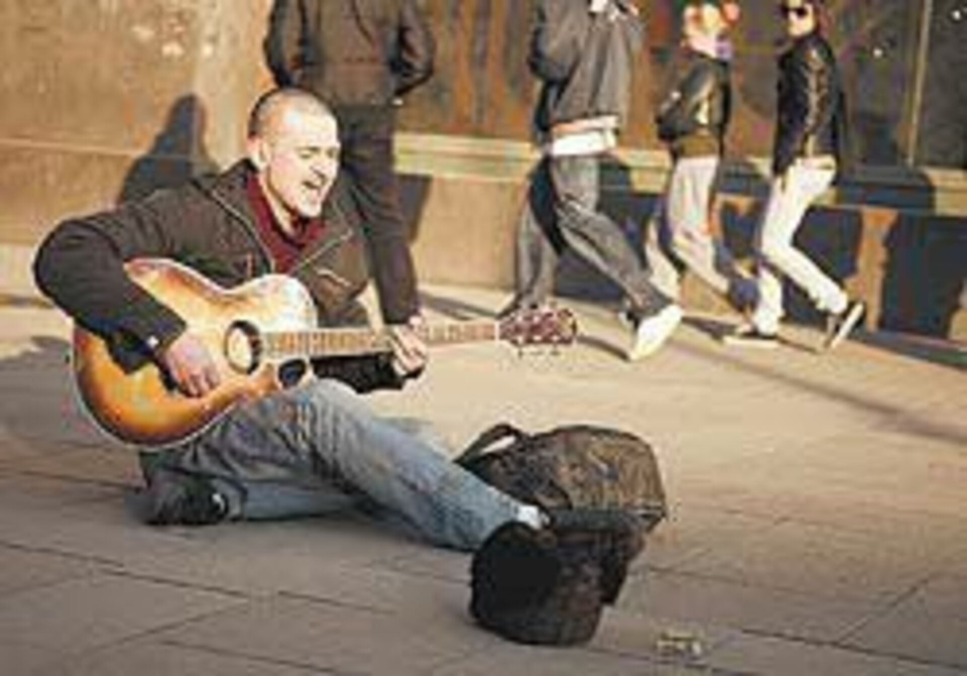 Мужчина поет на гитаре. Уличный гитарист. Гитарист на улице. Музыканты на улице. Уличные музыканты.