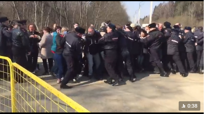 В Волоколамске полиция задержала активистов, перекрывших дорогу мусоровозам