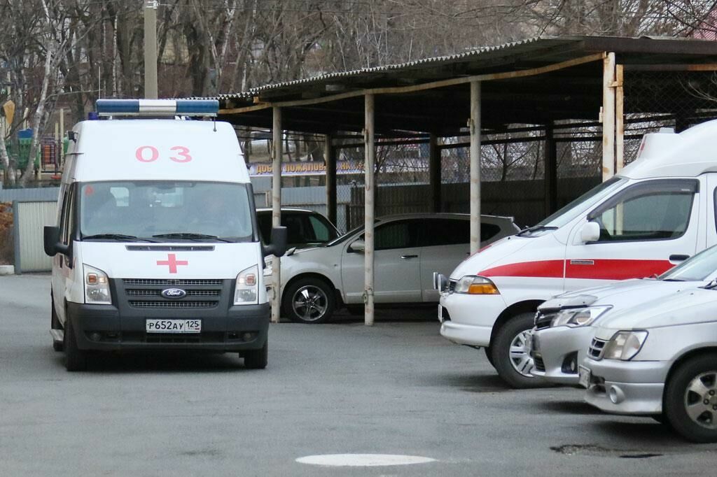 В Приморье непривитых сотрудников скорой помощи отстранили от работы