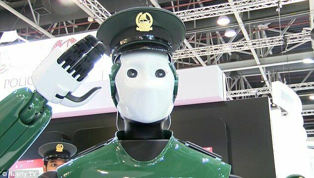Будущее близко: в Дубае приняли на службу робота-полицейского