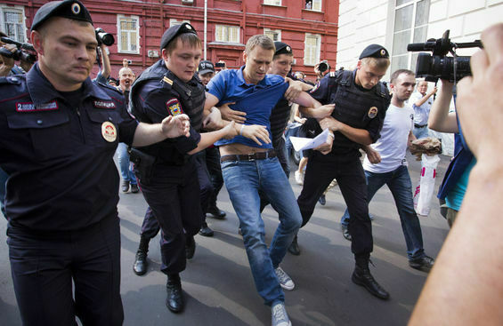В Москве задерживают сотрудников штаба Навального