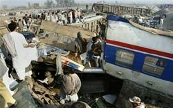 Десятки пакистанцев погибли в железнодорожной катастрофе