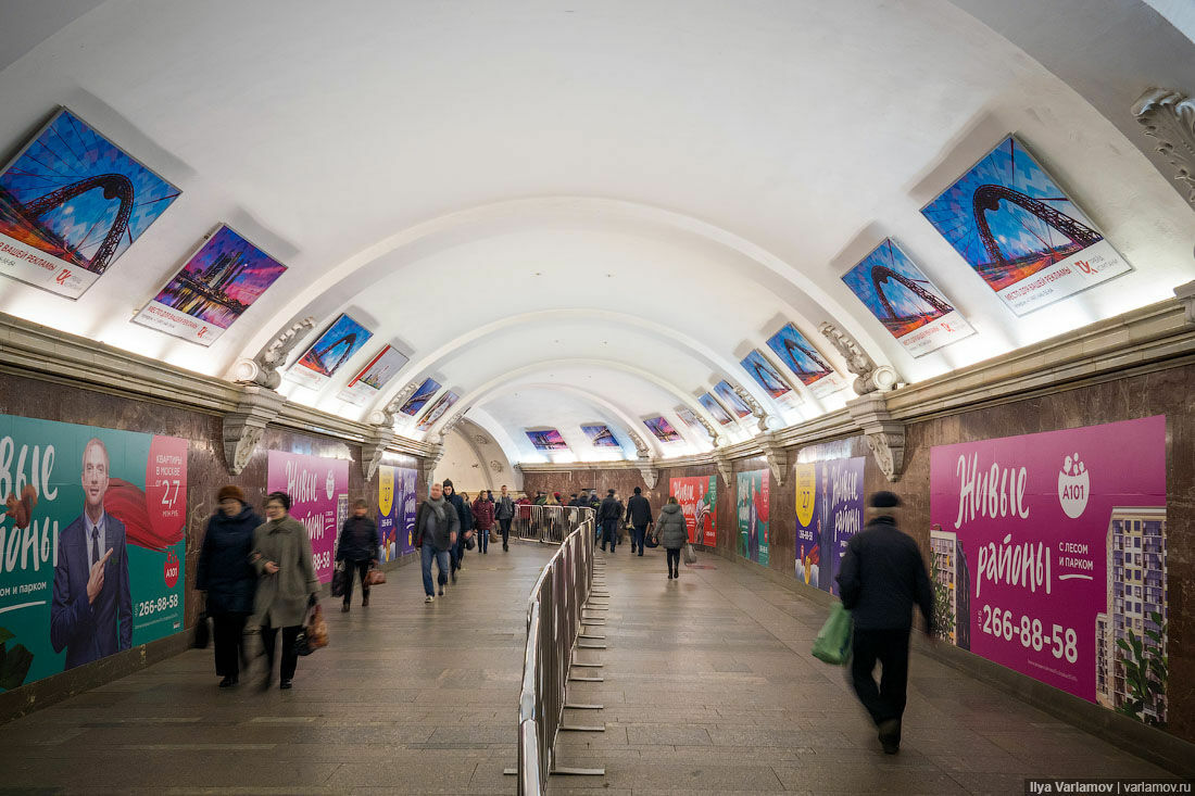 Варварскую  рекламу в метро пообещали убрать