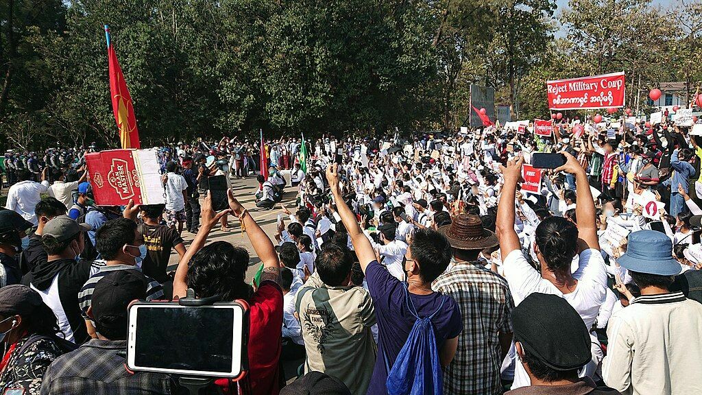 Десятки тысяч жителей Мьянмы вышли на акции протеста против переворота
