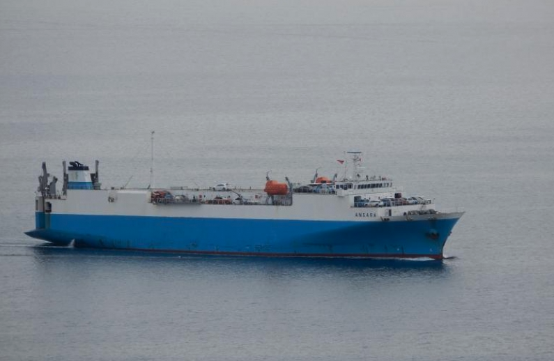 25 российских моряков эвакуировали с горящего сухогруза Angara в Японском море