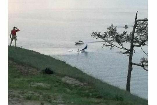 В Байкал упал самолет,  "с грохотом" катавший туристов над священной скалой