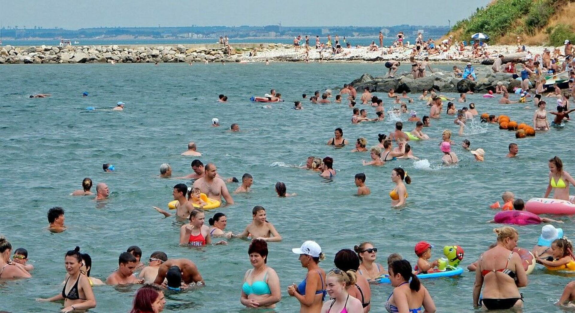 Куда поехать на море. Черное море пляж люди. Отдыхающие на черном море. Люди на пляже Россия море. Отдыхающие на пляжах черного моря.