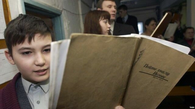 80% россиян поддерживают запрет "Свидетелей Иеговы"