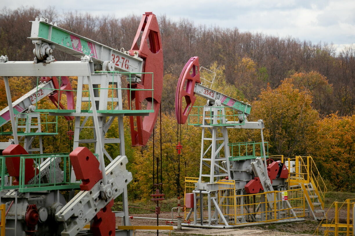 Нефть течет в обход эмбарго: пока что санкции только обогащают Россию