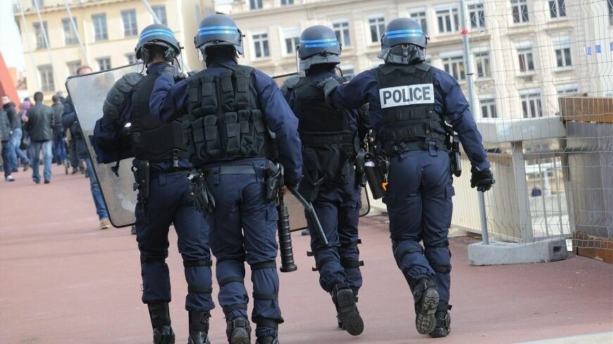 Во Франции неизвестные открыли стрельбу по выходившим из мечети людям