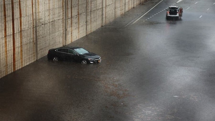 Нью-Йорк уходит под воду: в городе объявлен режим ЧС из-за мощных ливней
