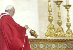 Папа Франциск не занимался экзорцизмом, сообщил его помощник
