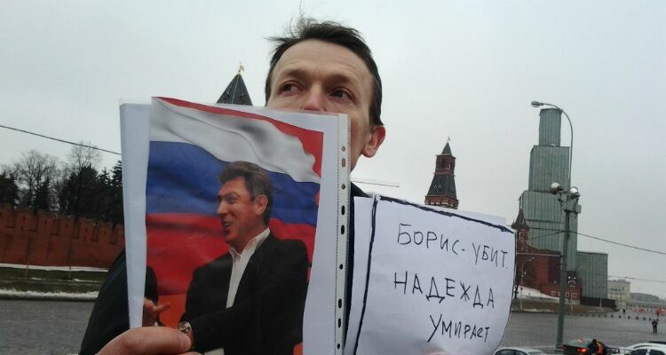 Следователи поручили специалистам проверить переписку Немцова на наличие угроз
