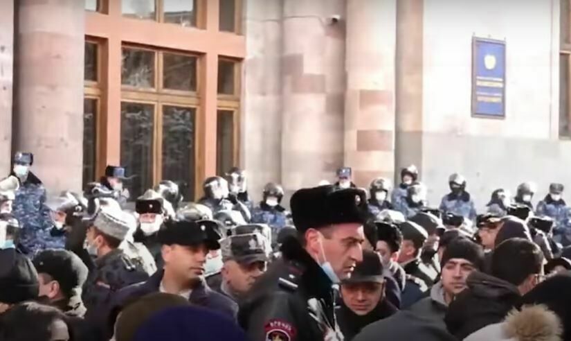 Демонстранты в Армении забросали здание правительства яйцами