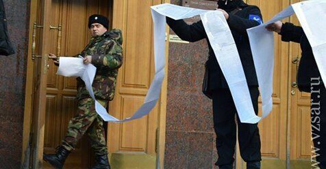 Лента бесправия: саратовскому прокурору принесли 50-метровую жалобу