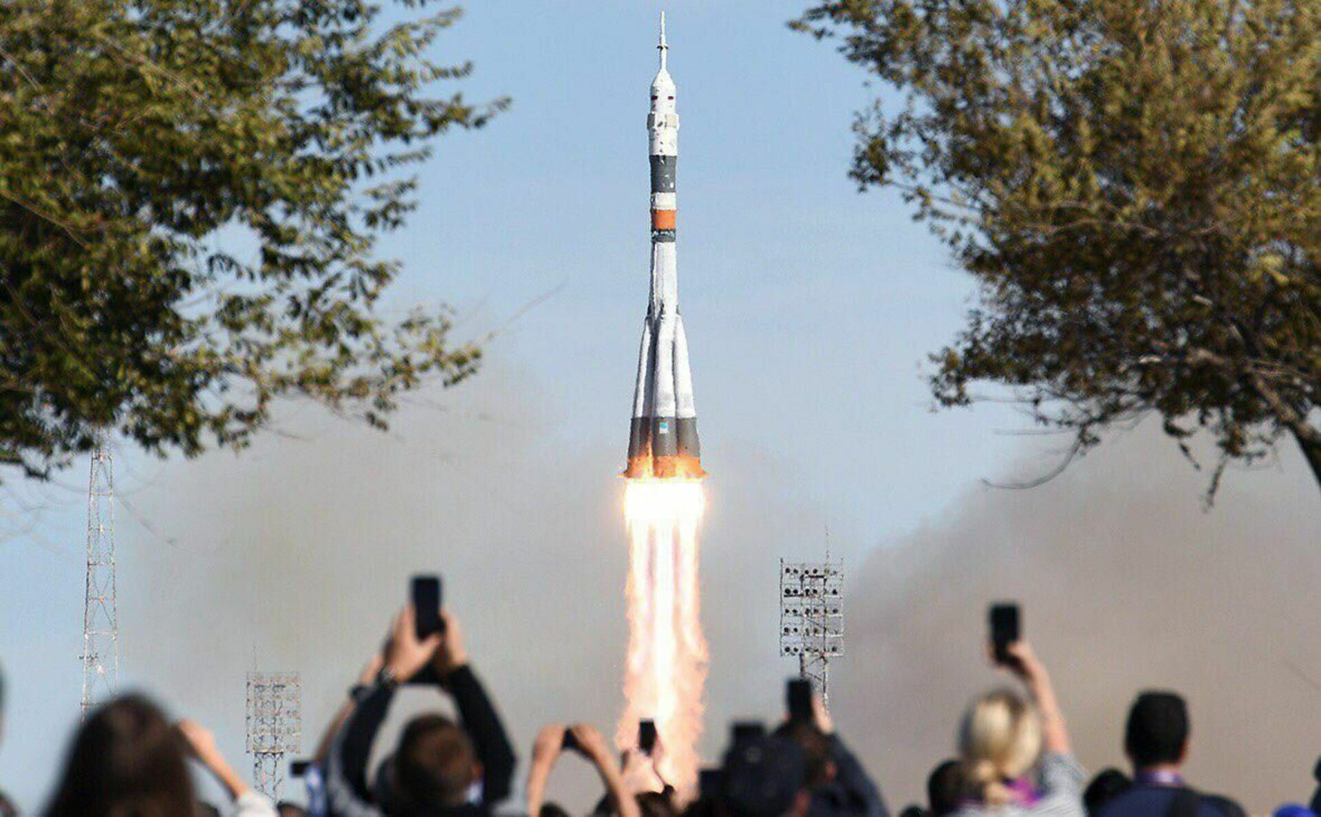 Первый полет ракеты с человеком. Ракета Союз МС 10. Союз мс10 посадка. Ракета старт. Старт космического корабля.