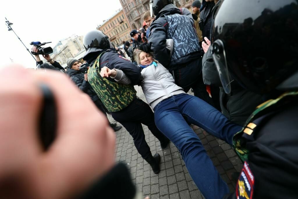 Более 10 человек задержали в Петербурге на акции против изменения Конституции