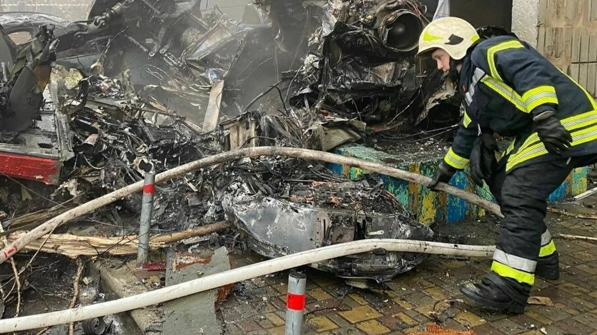 МЧС Украины сообщило о 14 погибших при крушении вертолета в Броварах