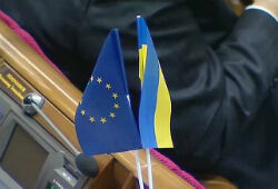 Евросоюз приостановил работу по соглашению об ассоциации с Украиной