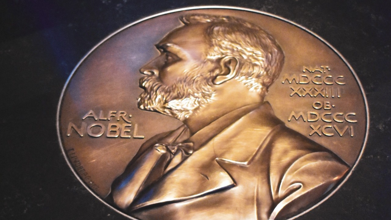 Нобелевскую премию по медицине присудили изобретателям мРНК-вакцин